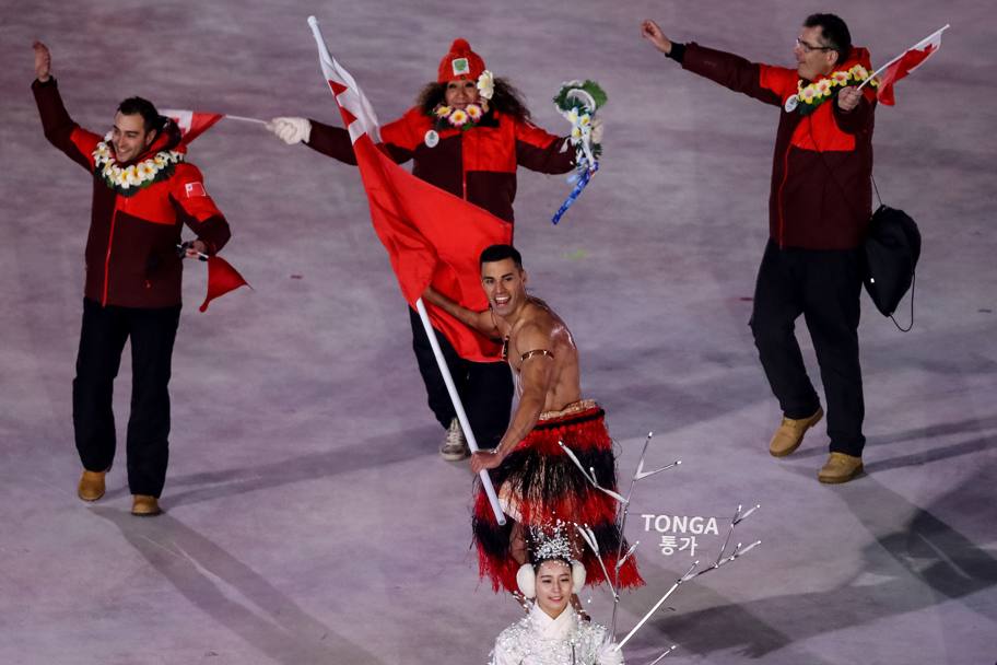  Anche Pita Taufatofua, portabandiera di Tonga come anche a Rio, ha sfilato a petto nudo nella tradizionale passerella delle delegazioni. Taufatofua è stato uno dei simboli inaspettati della cerimonia di apertura delle Olimpiadi estive 2016 a Rio de Janeiro, con il suo tradizionale abito tongano che rivelava il torso muscoloso e oliato, Un&#39;immagine che ha fatto il giro del mondo. In Brasile si cimentò nel taekwondo, in Corea del Sud gareggerà nello sci di fondo.